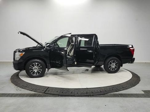 Used 2020 Nissan Titan SV w/ SV Convenience Package RWD image 12