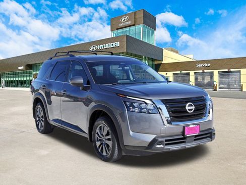 Used 2023 Nissan Pathfinder SV image 3