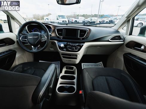 Used 2023 Chrysler Voyager LX image 15