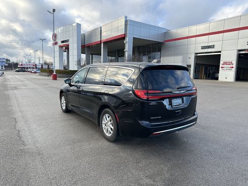 Used 2024 Chrysler Pacifica Touring-L image 4