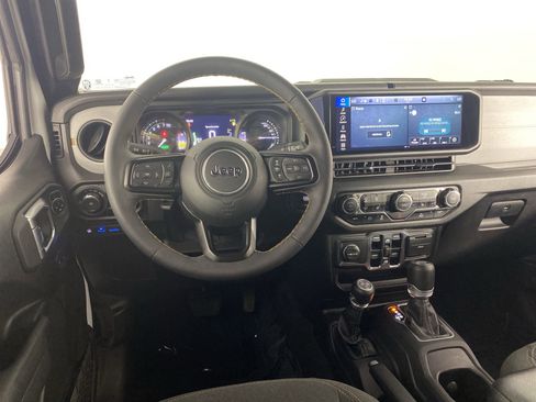 Used 2024 Jeep Wrangler Unlimited w/ Convenience Group AWD/4WD image 20