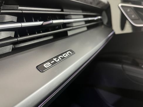 Used 2024 Audi Q4 e-tron Prestige image 19