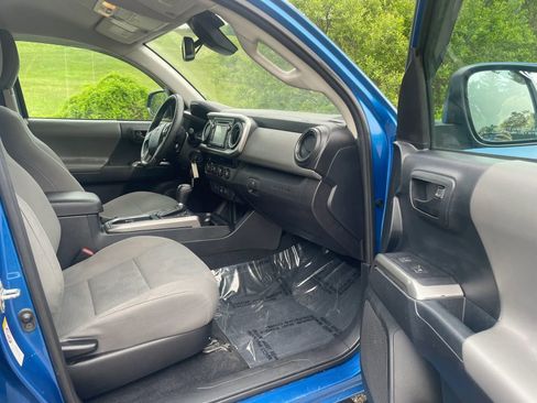 Used 2018 Toyota Tacoma SR5 AWD/4WD image 32