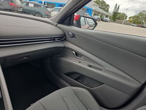 Used 2023 Hyundai Elantra SEL FWD image 9