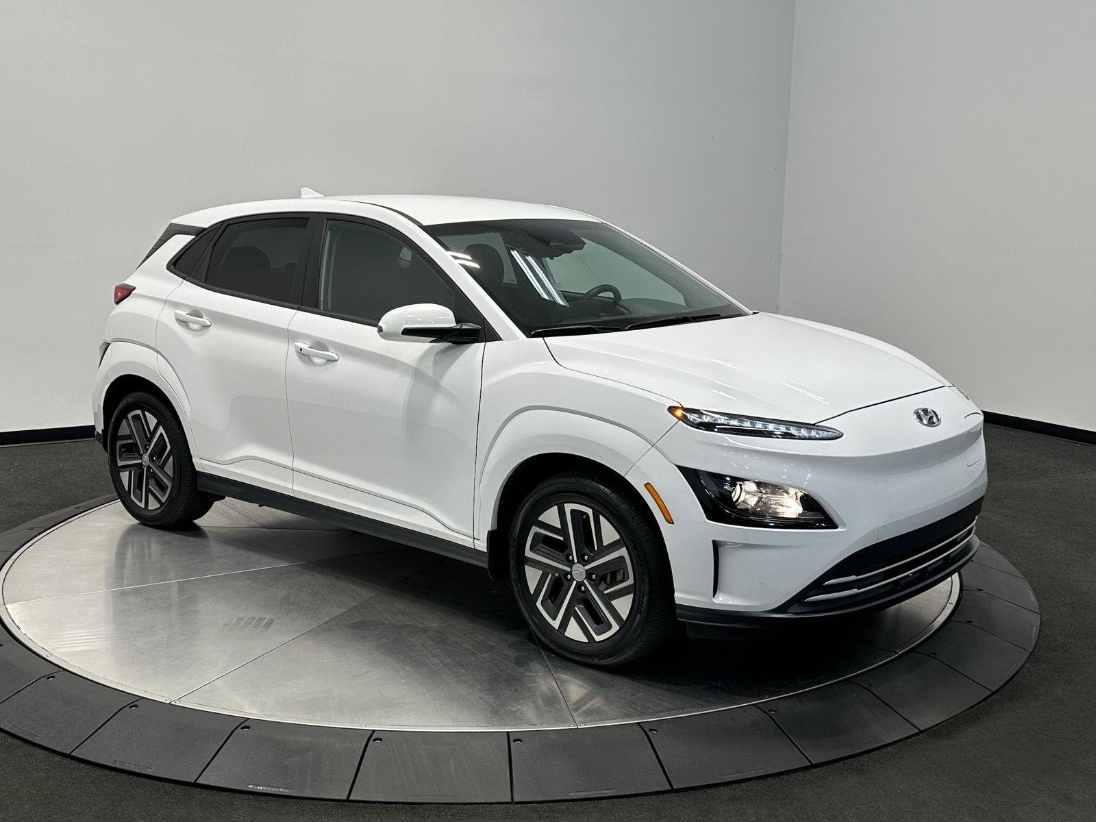 Certified 2023 Hyundai Kona SE FWD image 2