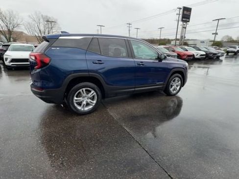 Used 2022 GMC Terrain SLE image 8