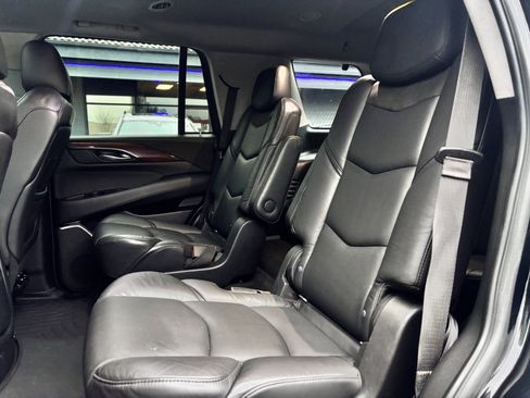 Used 2019 Cadillac Escalade Premium Luxury w/ Escalade Sport Edition image 19
