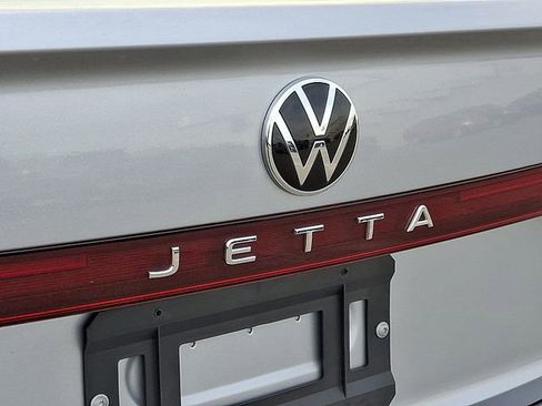 Used 2025 Volkswagen Jetta SE FWD image 29