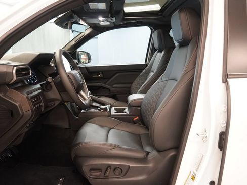 Used 2025 Toyota Tacoma Limited AWD/4WD image 6