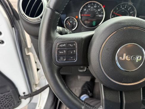 Used 2015 Jeep Wrangler Unlimited Sahara w/ Connectivity Group AWD/4WD image 15