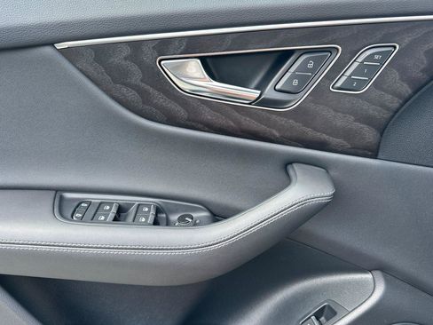 Used 2023 Audi Q8 Premium Plus w/ Premium Plus Package image 11