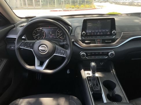 Used 2025 Nissan Altima 2.5 SV FWD image 12