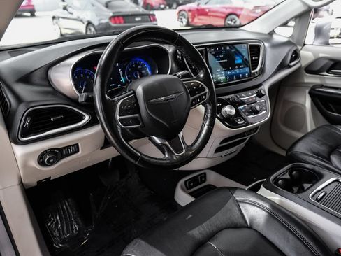 Used 2021 Chrysler Pacifica Touring-L FWD image 2