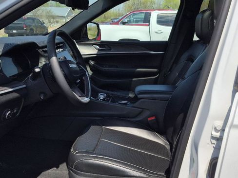 Used 2024 Jeep Grand Cherokee Limited w/ Luxury Tech Group II image 8