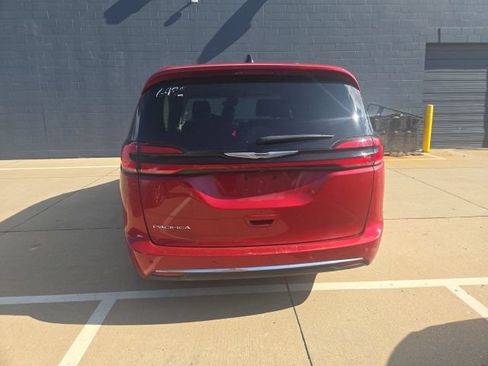 Used 2024 Chrysler Pacifica Touring-L FWD image 4
