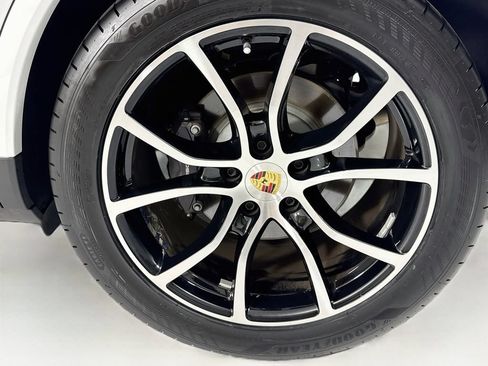 Used 2024 Porsche Cayenne Coupe AWD/4WD image 31
