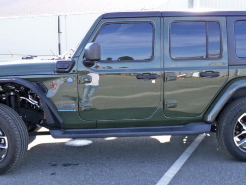 Used 2024 Jeep Wrangler Unlimited w/ Technology Group AWD/4WD image 2