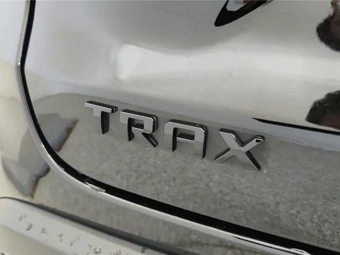 Used 2024 Chevrolet Trax RS w/ Sunroof Package FWD image 17