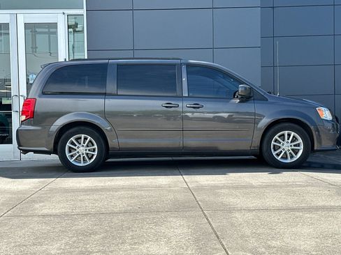 Used 2016 Dodge Grand Caravan SXT w/ UConnect Hands-Free Group FWD image 2
