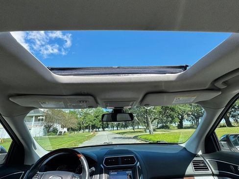 Used 2018 Ford Explorer Platinum image 18