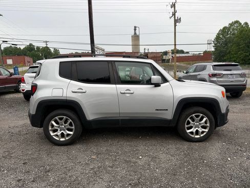Used 2017 Jeep Renegade Latitude w/ Cold Weather Group AWD/4WD image 25