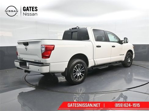 Used 2024 Nissan Titan SV w/ SV Convenience Package image 2