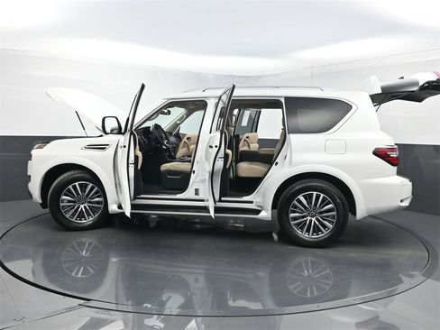 Used 2024 Nissan Armada SL w/ Captain's Chairs Package image 40