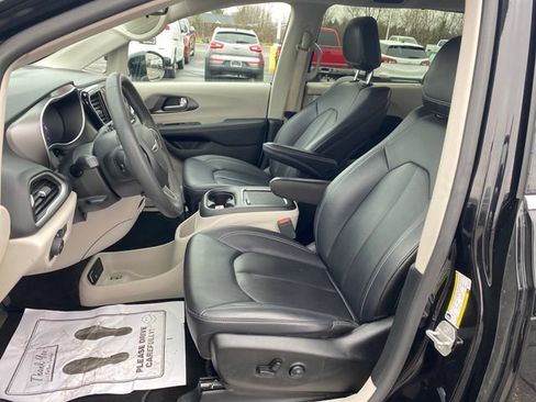 Used 2024 Chrysler Pacifica Touring-L FWD image 14
