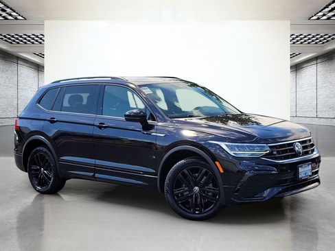 Certified 2022 Volkswagen Tiguan SE R-Line FWD image 2