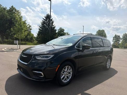 Used 2022 Chrysler Pacifica Touring-L FWD image 1
