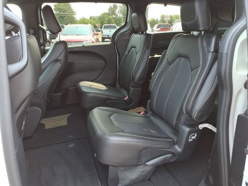 Used 2023 Chrysler Pacifica Touring-L w/ S Appearance Package AWD/4WD image 14