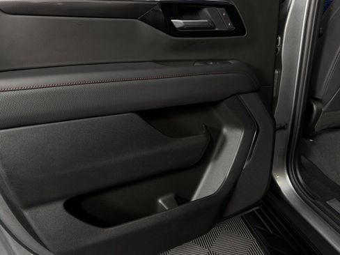 Used 2025 Chevrolet Suburban RST image 28