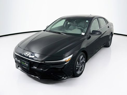 Used 2025 Hyundai Elantra SEL FWD image 3