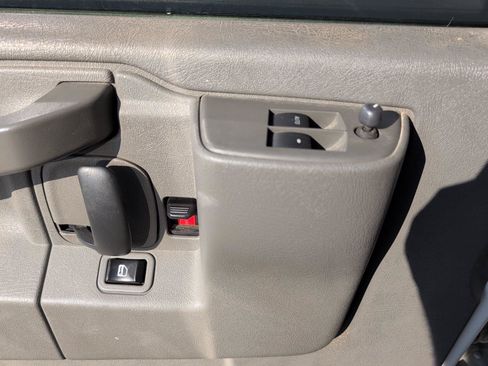 Used 2017 Chevrolet Express 2500 RWD image 14
