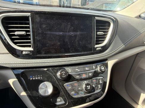 Used 2021 Chrysler Pacifica Touring-L w/ Uconnect Theater Family Group AWD/4WD image 10