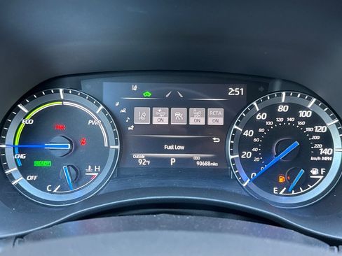Used 2021 Toyota Highlander XLE AWD/4WD image 30