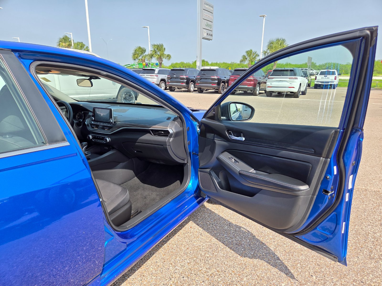 Used 2025 Nissan Altima 2.5 SV FWD image 18
