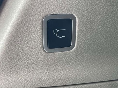 Used 2024 Chrysler Pacifica Touring-L image 24