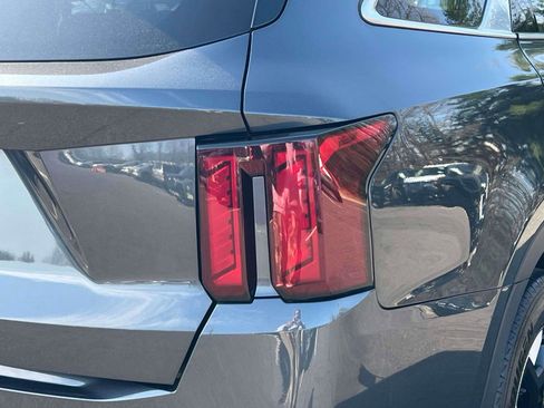 Used 2024 Kia Sorento S image 8