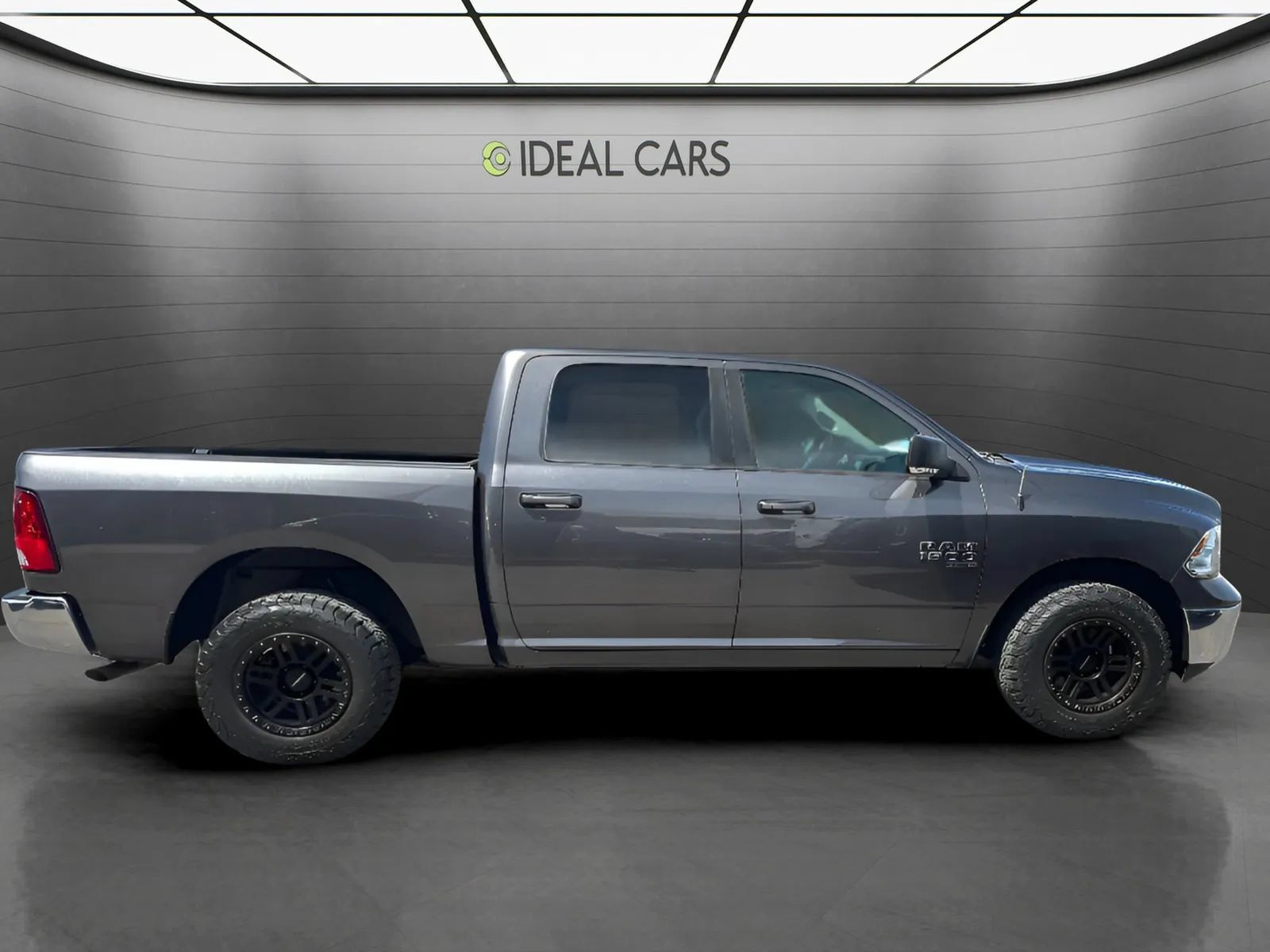 Used 2019 RAM 1500 Classic SLT w/ Luxury Group AWD/4WD image 4
