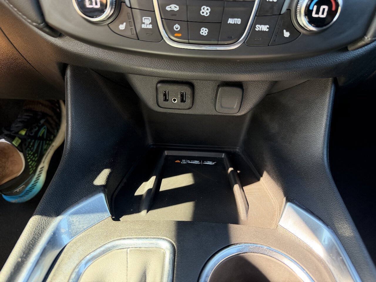 Used 2022 Chevrolet Traverse LT FWD image 19