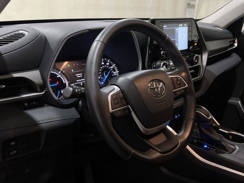 Used 2022 Toyota Highlander XLE w/ Protection Package #3 (TMS) AWD/4WD image 29