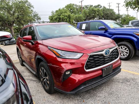 Used 2024 Toyota Highlander XLE FWD image 6