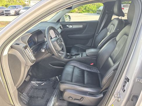 Used 2023 Volvo XC40 B4 Core w/ Convenience Package FWD image 23