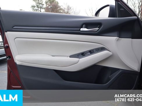 Used 2025 Nissan Altima 2.5 SV FWD image 15