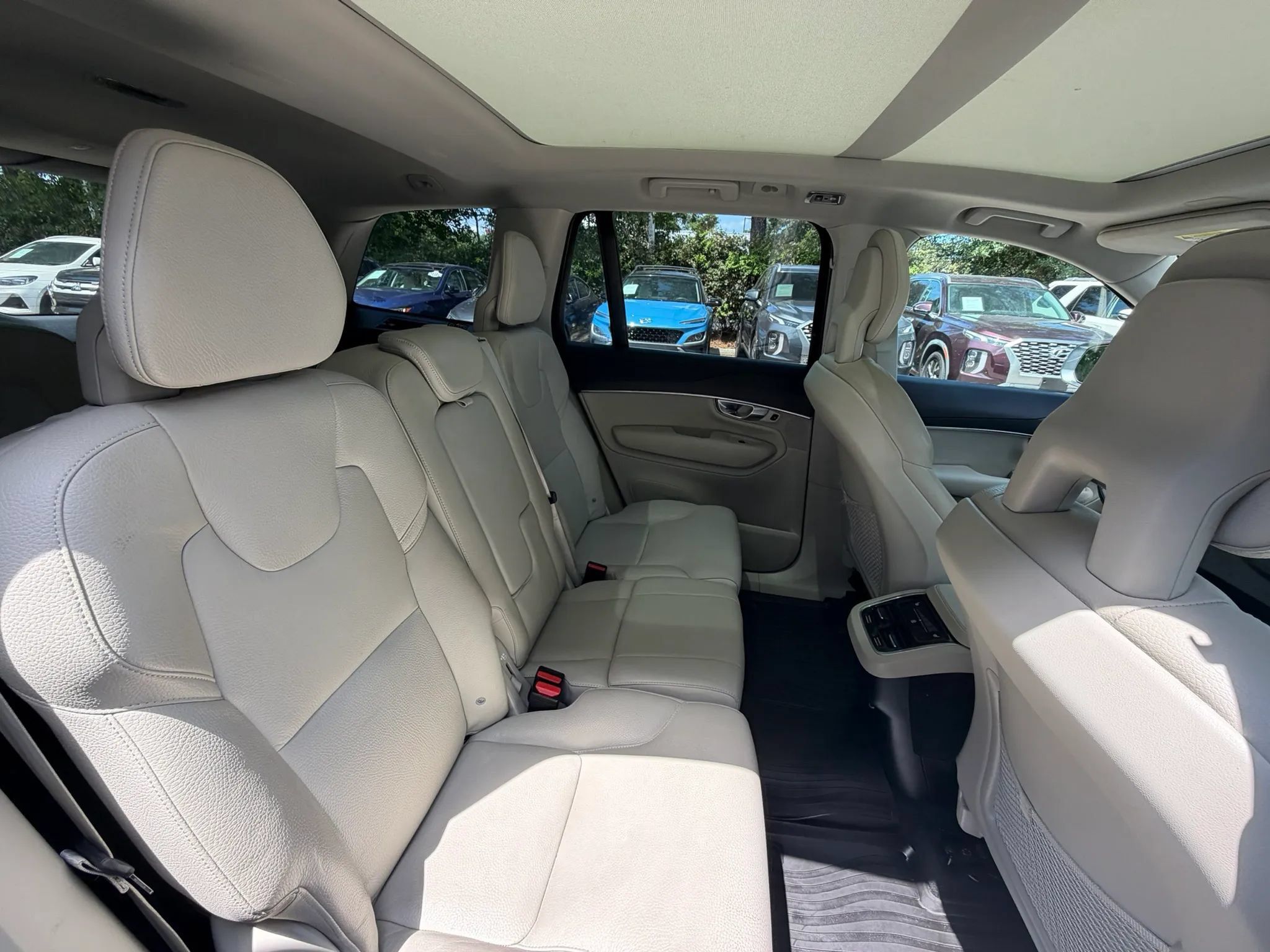 Used 2020 Volvo XC90 T6 Momentum w/ Protection Package Premier AWD/4WD image 13