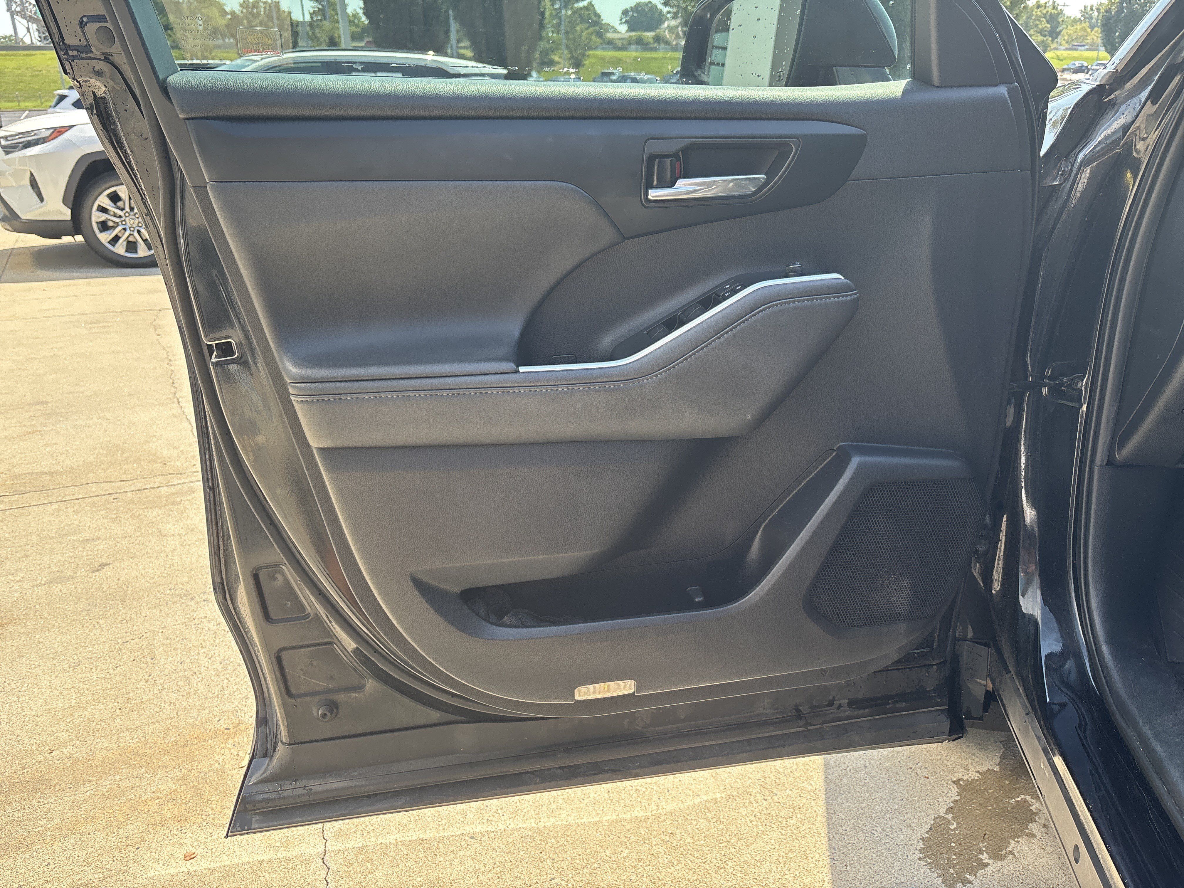 Used 2020 Toyota Highlander XLE AWD/4WD image 13