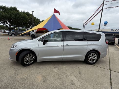 Used 2024 Chrysler Pacifica Limited FWD image 11