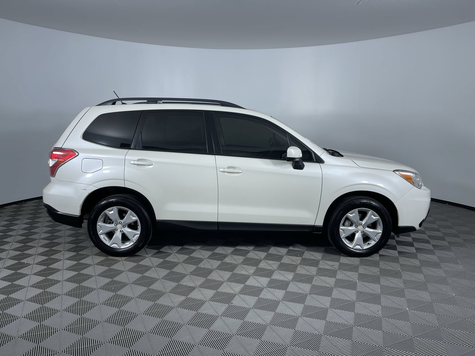 Used 2015 Subaru Forester 2.5i Premium w/ All-Weather Package AWD/4WD image 10