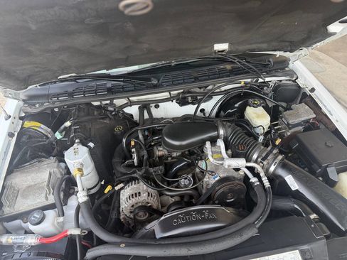 Used 2001 Chevrolet S10 Pickup LS w/ Preferred Equipment Group image 12